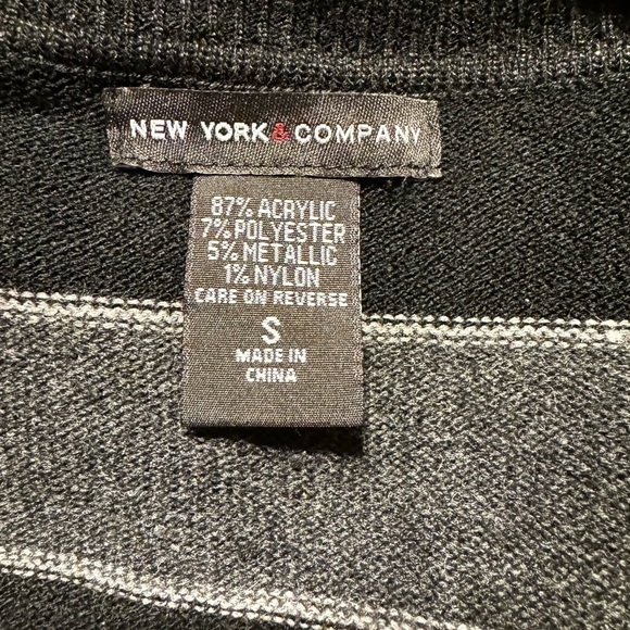 New York & Co Low Vneck Sweater Size Small - Picture 4 of 4